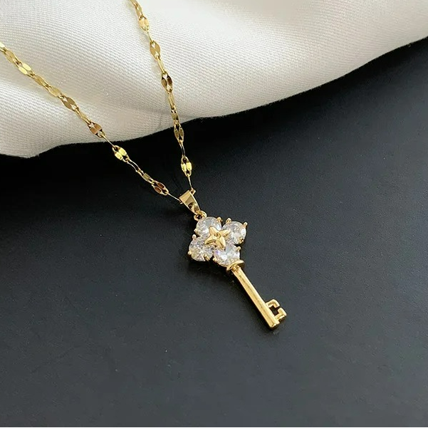 Collar con colgante de llave con strass