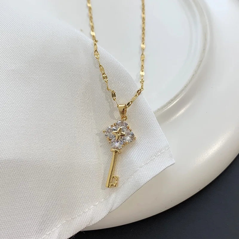 Collar con colgante de llave con strass