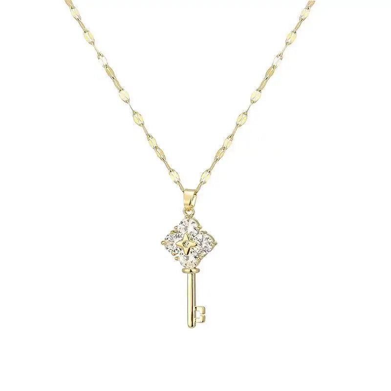 Collar con colgante de llave con strass
