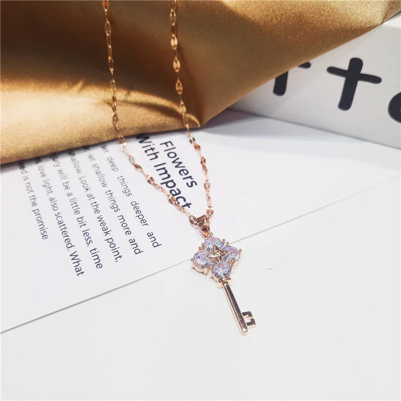 Collar con colgante de llave con strass