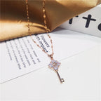 Collar con colgante de llave con strass