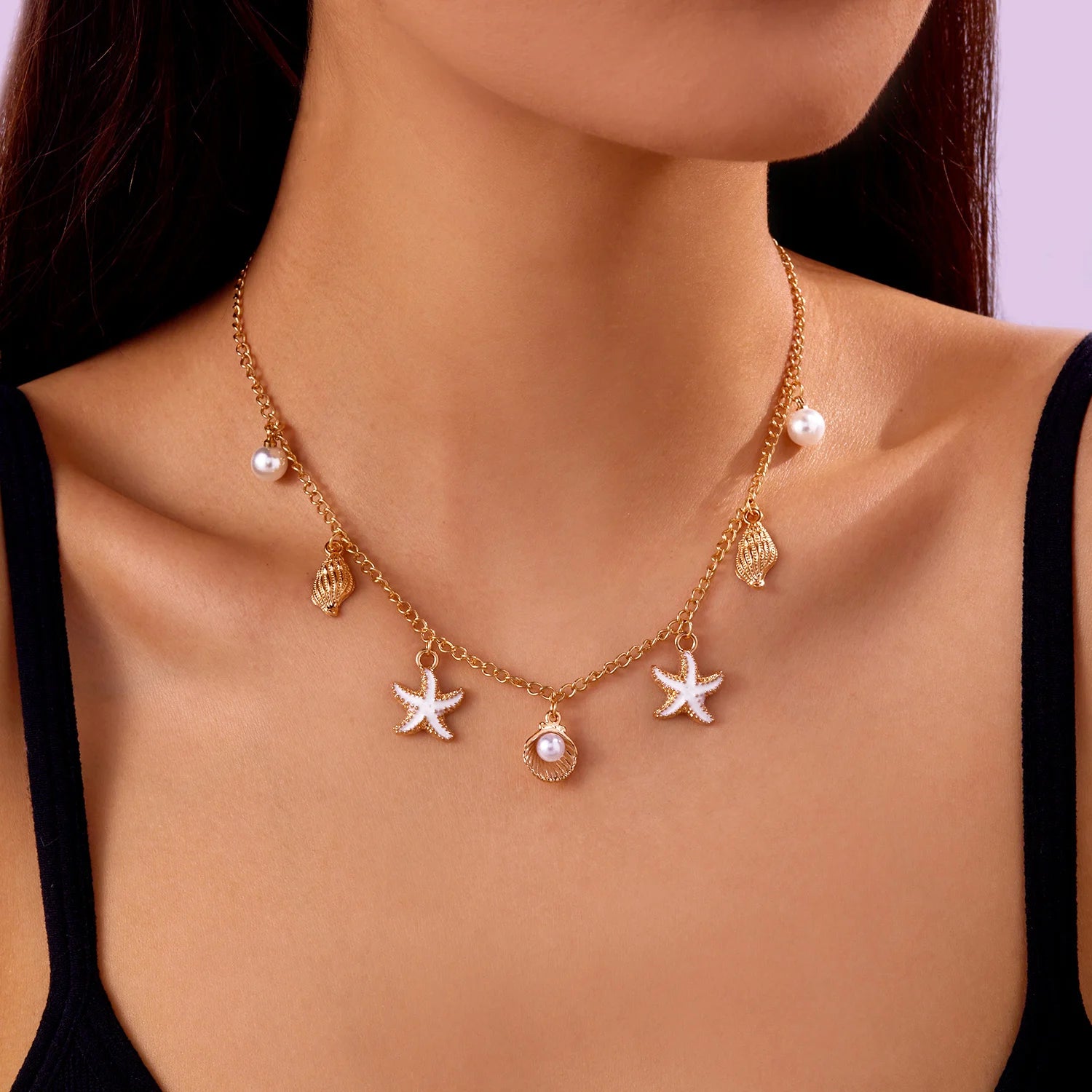 Collar y colgante de concha y pequeñas estrellas de mar