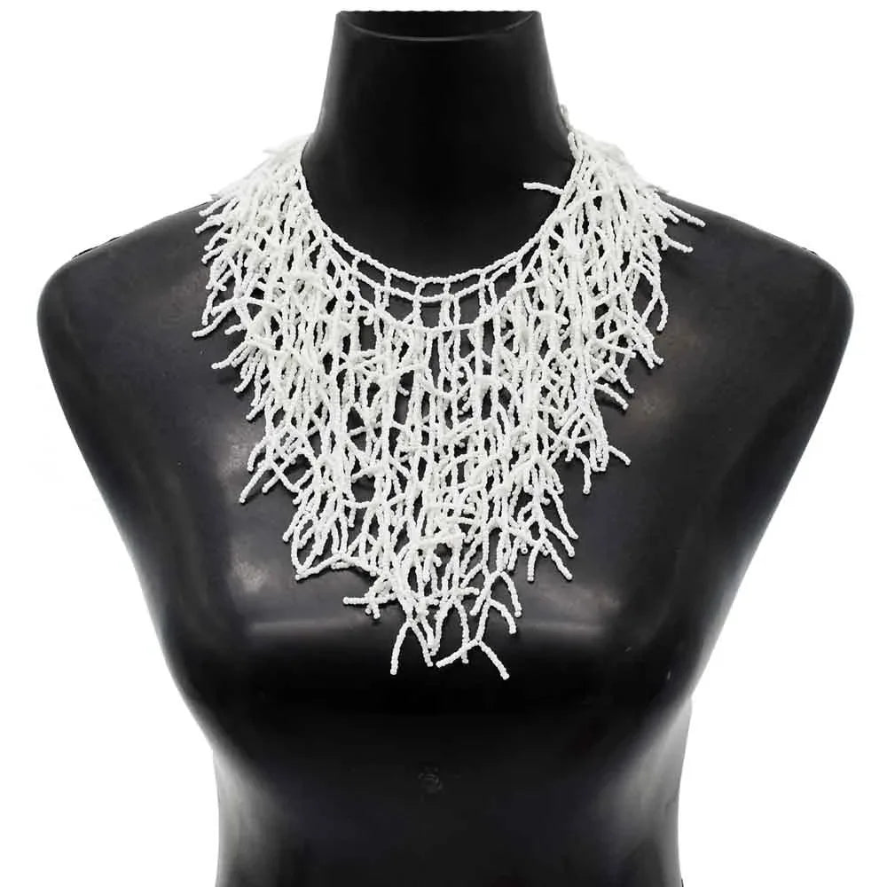 Collar y colgante babero coral blanco