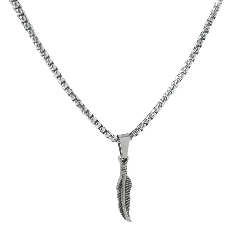 Collar y colgante de pluma plateada