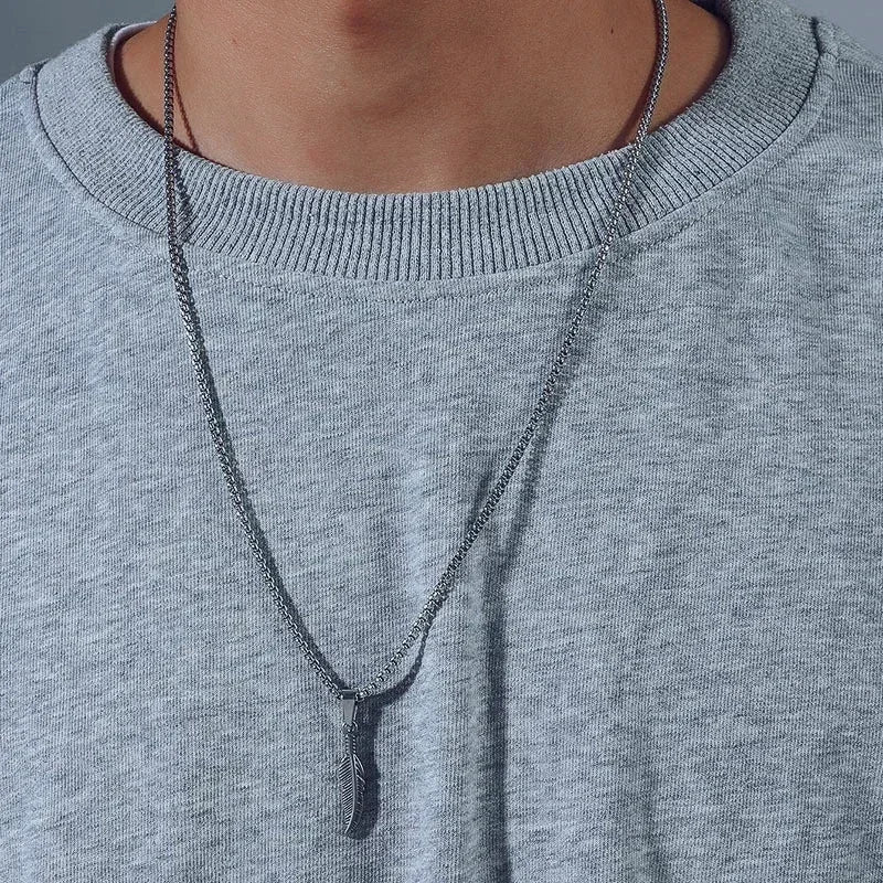 Collar y colgante de pluma plateada