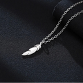 Collar y colgante de pluma discreto para hombre
