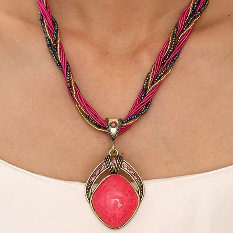 Collar étnico con gran colgante ovalado 