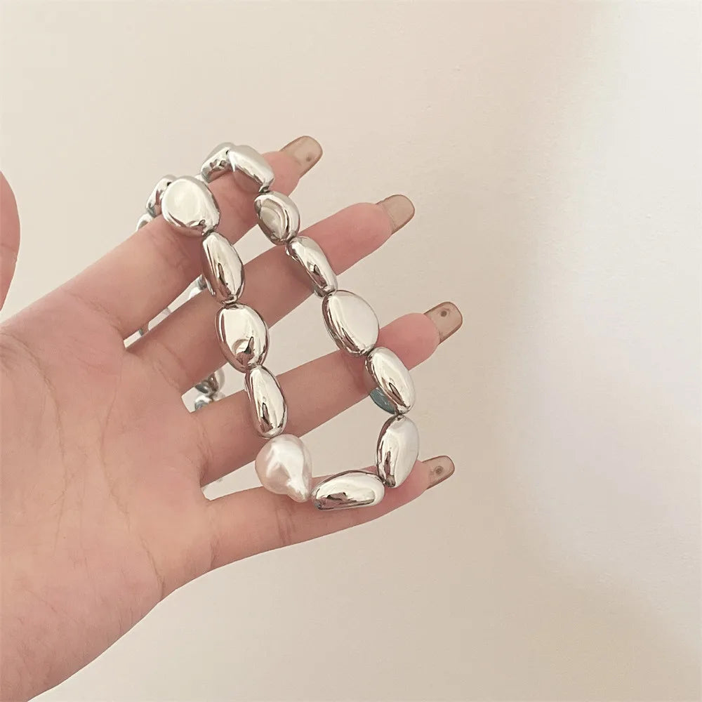 Collar estilo vintage con perlas plateadas