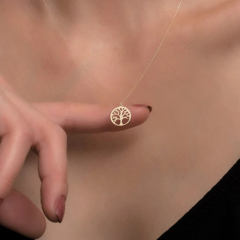 Collar fino con colgante redondo calado árbol de la vida oro