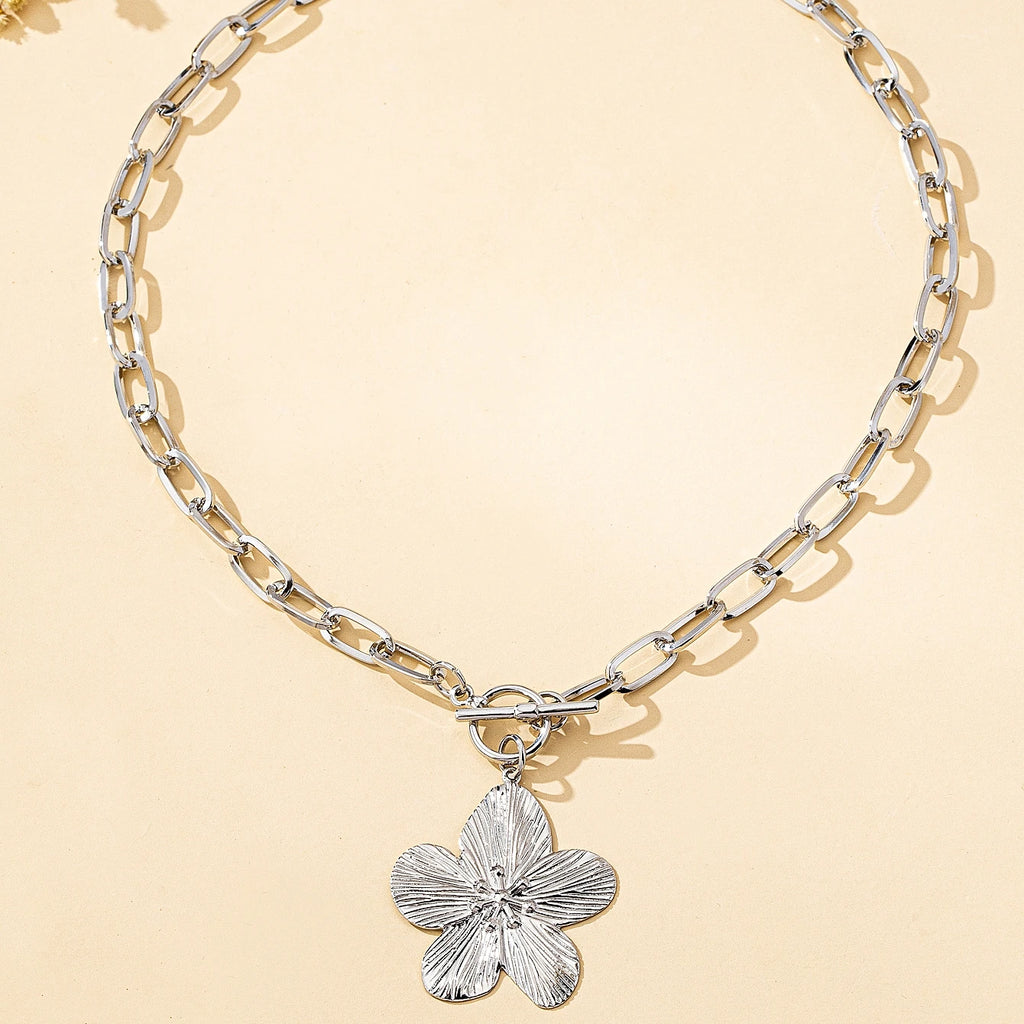 Collar de eslabones gruesos con colgante de flor de hibisco plateado