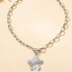 Collar de eslabones gruesos con colgante de flor de hibisco plateado