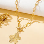 Collar de eslabones gruesos con colgante de flor de hibisco dorado