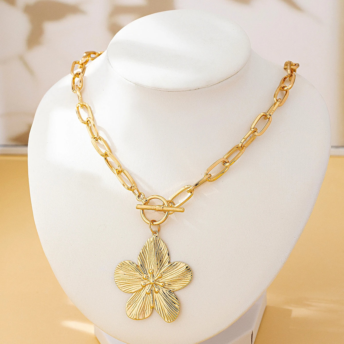 Collar de eslabones gruesos con colgante de flor de hibisco dorado