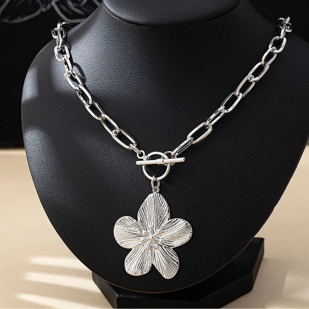 Collar de eslabones gruesos con colgante de flor de hibisco plateado
