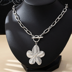 Collar de eslabones gruesos con colgante de flor de hibisco plateado