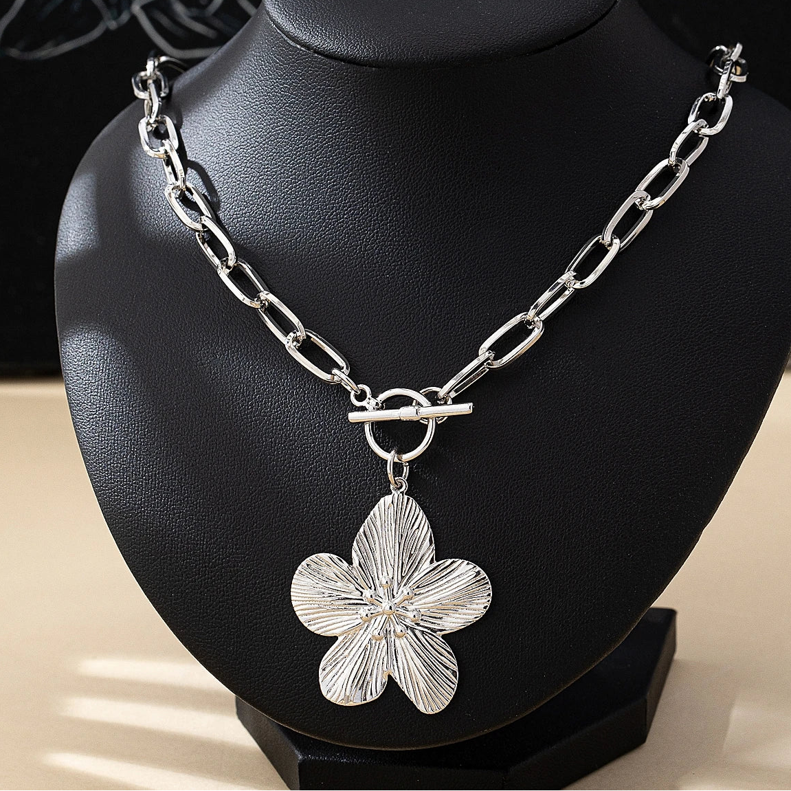 Collar de eslabones gruesos con colgante de flor de hibisco plateado