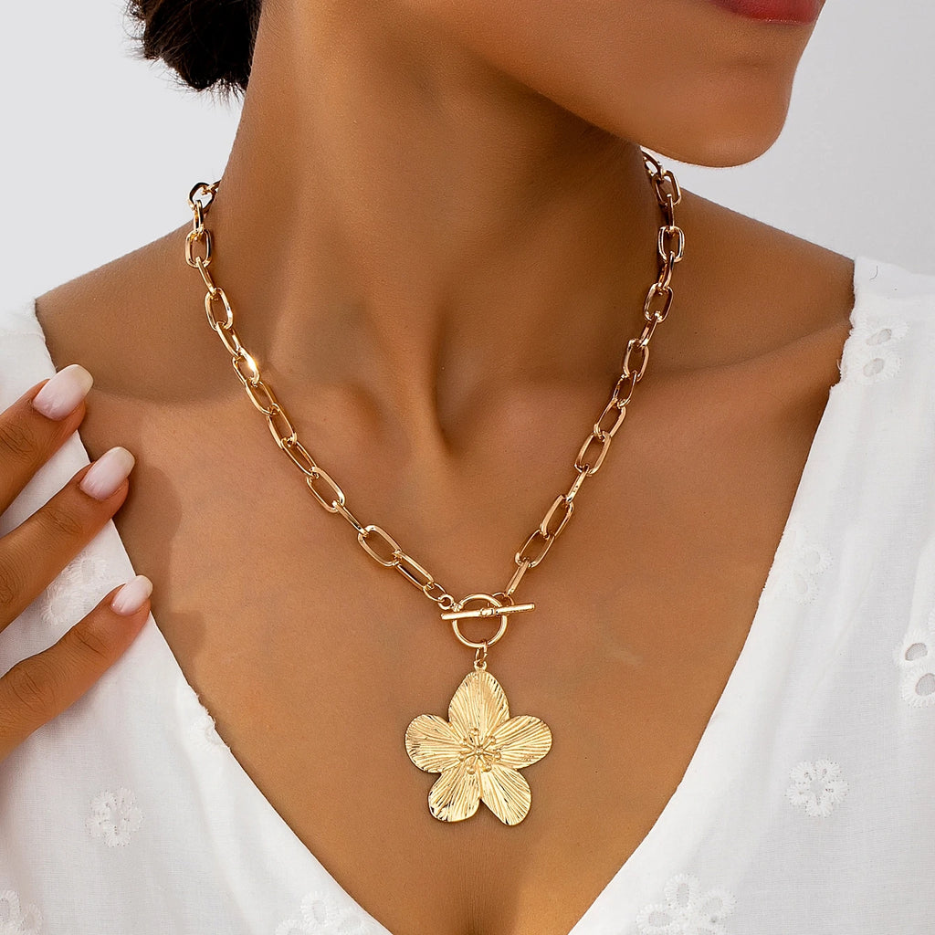 Collar de eslabones gruesos con colgante de flor de hibisco dorado