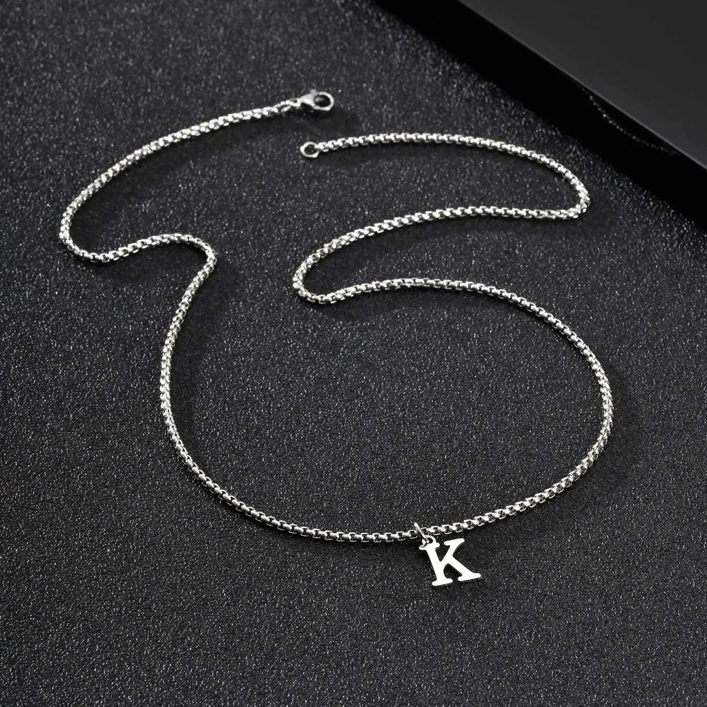 Collar para hombre con colgante inicial