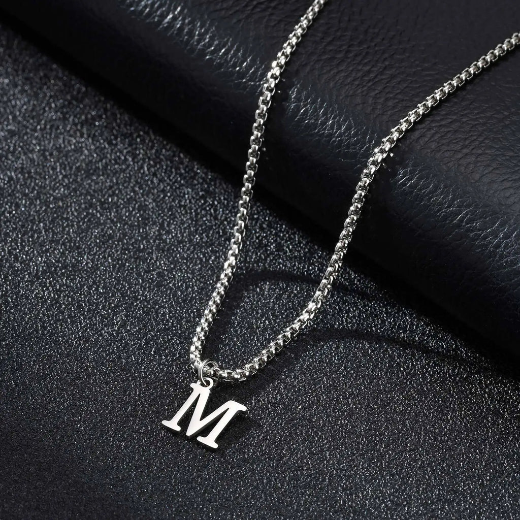 Collar para hombre con colgante inicial m