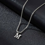 Collar para hombre con colgante inicial m