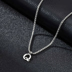 Collar para hombre con colgante inicial q