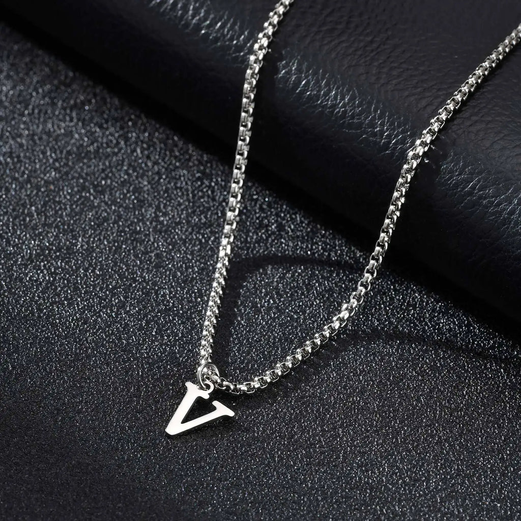 Collar para hombre con colgante inicial v