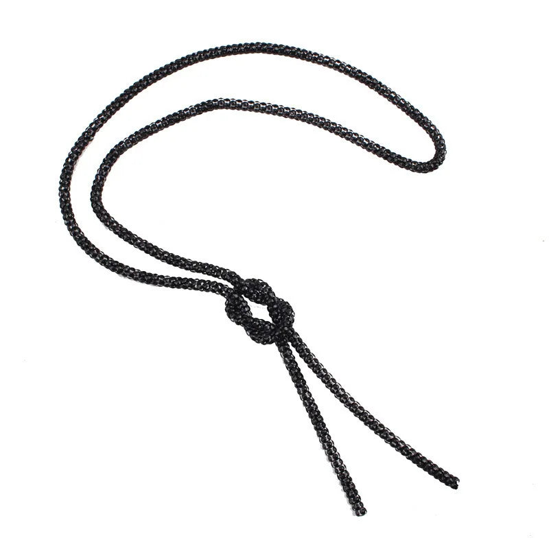 Collar largo con colgante de nudo
