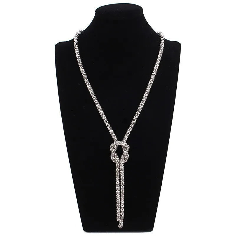 Collar largo con colgante de nudo plata