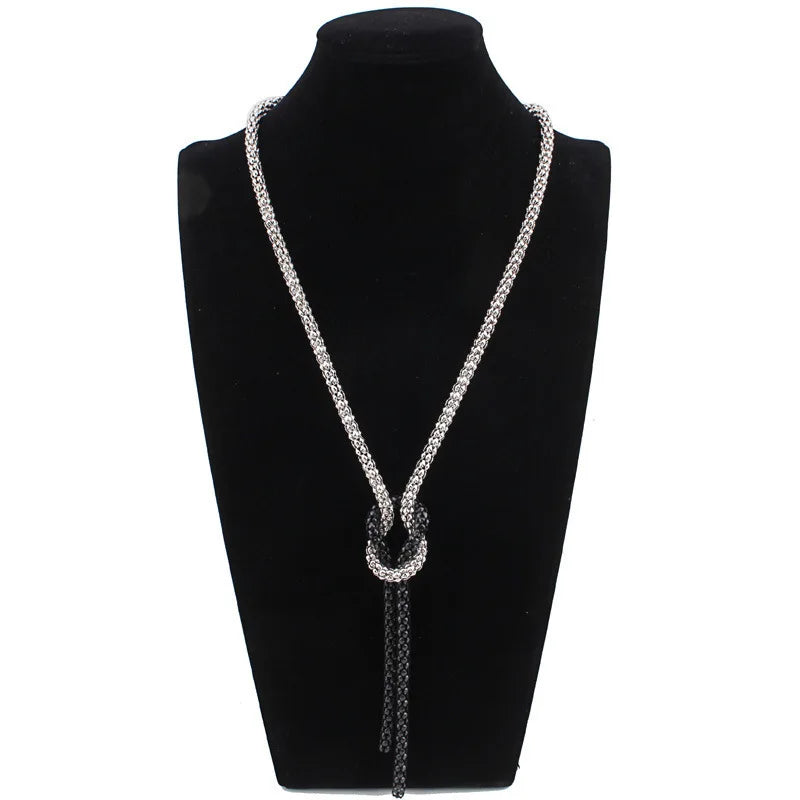 Collar largo con colgante de nudo plata y negro