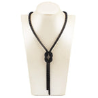 Collar largo con colgante de nudo negro