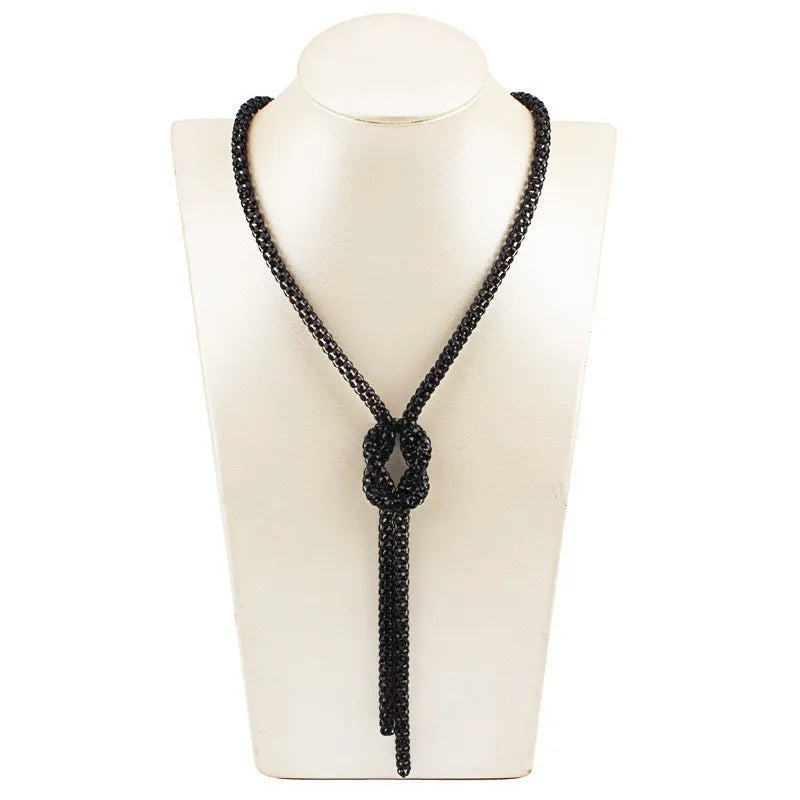 Collar largo con colgante de nudo negro