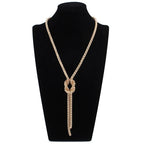 Collar largo con colgante de nudo dorado