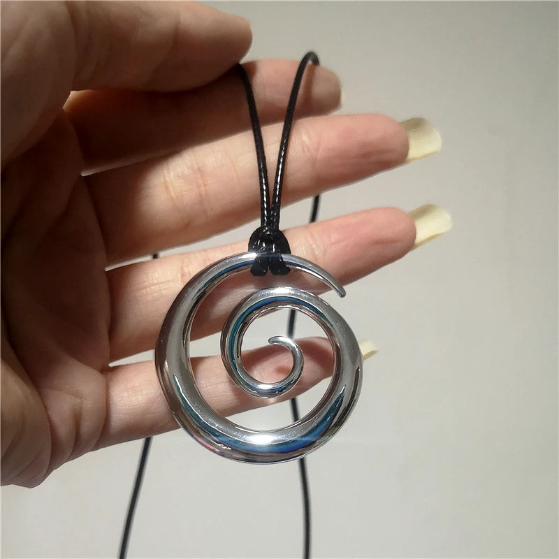 Collar largo con colgante de espiral plateada