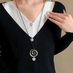 Collar largo con colgante de espiral plateada