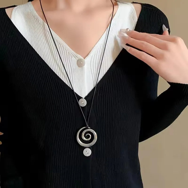 Collar largo con colgante de espiral plateada