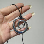 Collar largo con colgante de espiral plateada