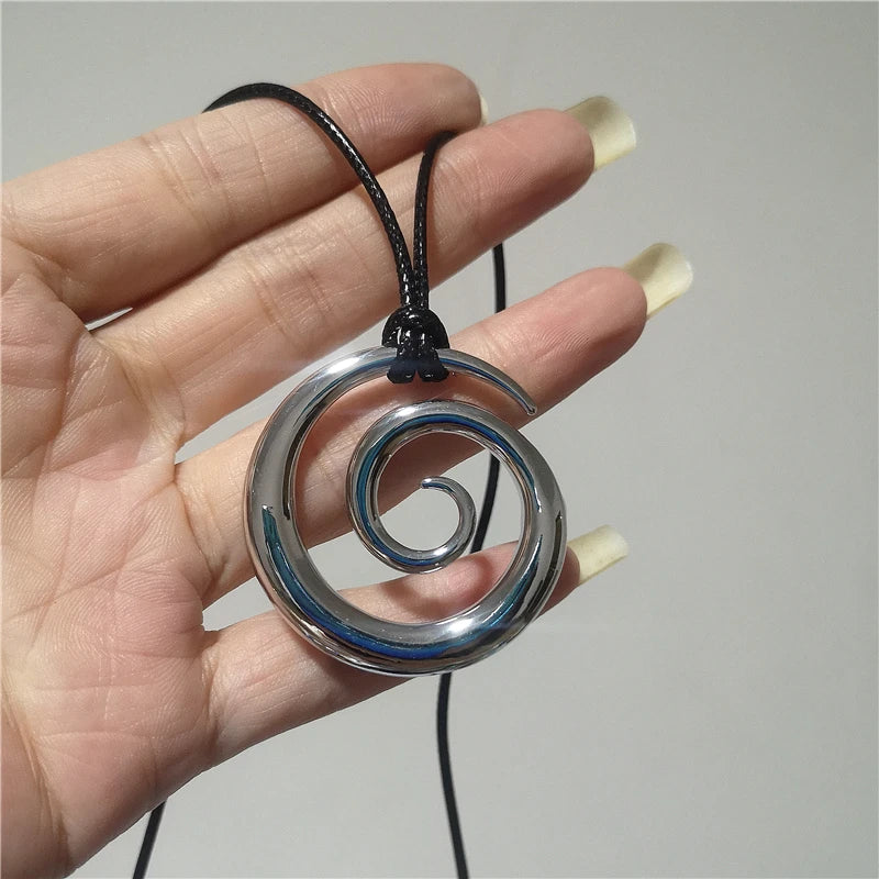 Collar largo con colgante de espiral plateada