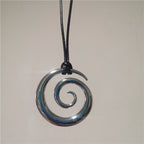 Collar largo con colgante de espiral plateada