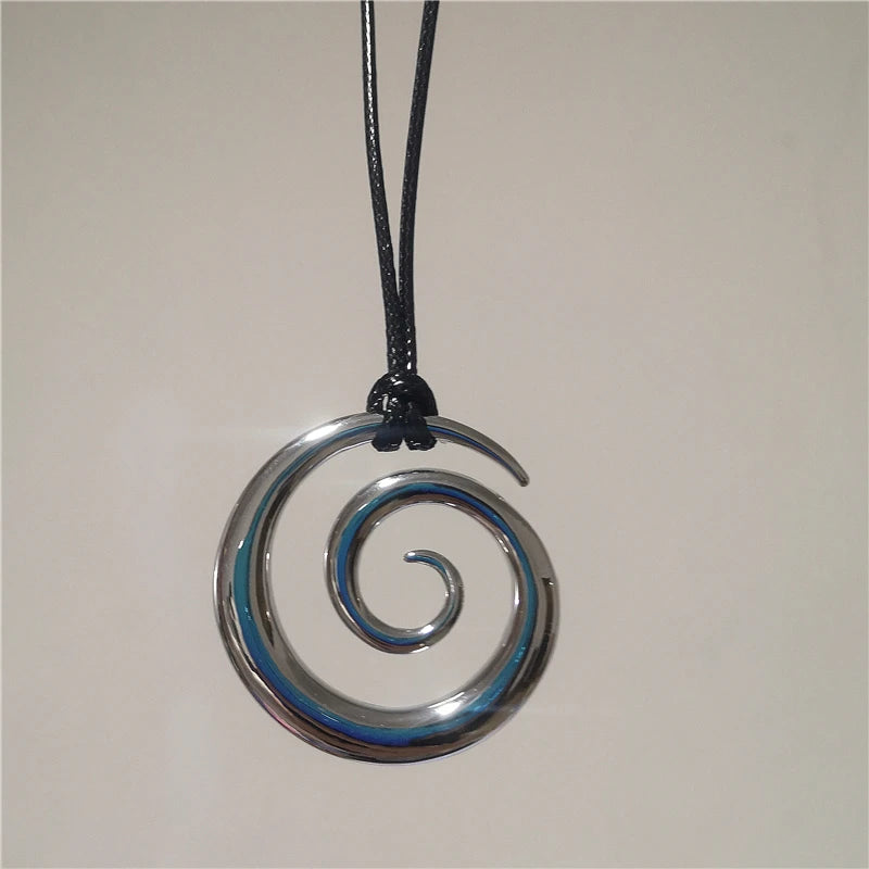 Collar largo con colgante de espiral plateada