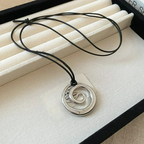 Collar largo con colgante de espiral plateada