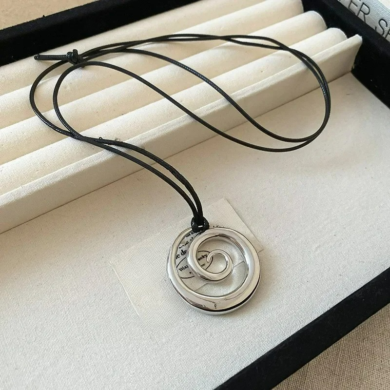 Collar largo con colgante de espiral plateada