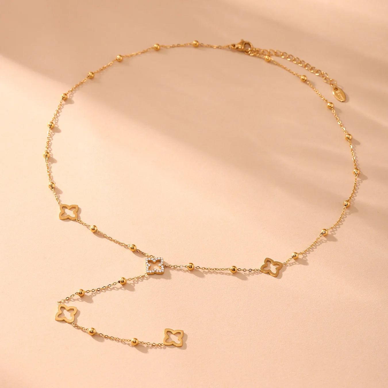 Collar largo con colgantes de trébol de 4 hojas y circonio dorado