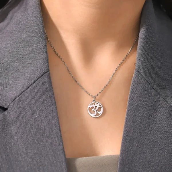 Collar Om Budista plata