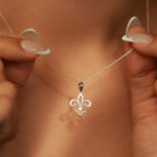 Collar y colgante Flor de Lis cadena y medallón de plata