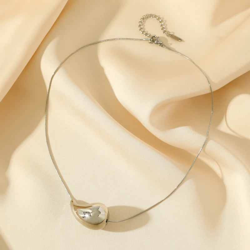 Collar Colgante Gota de Agua plata estilo 2