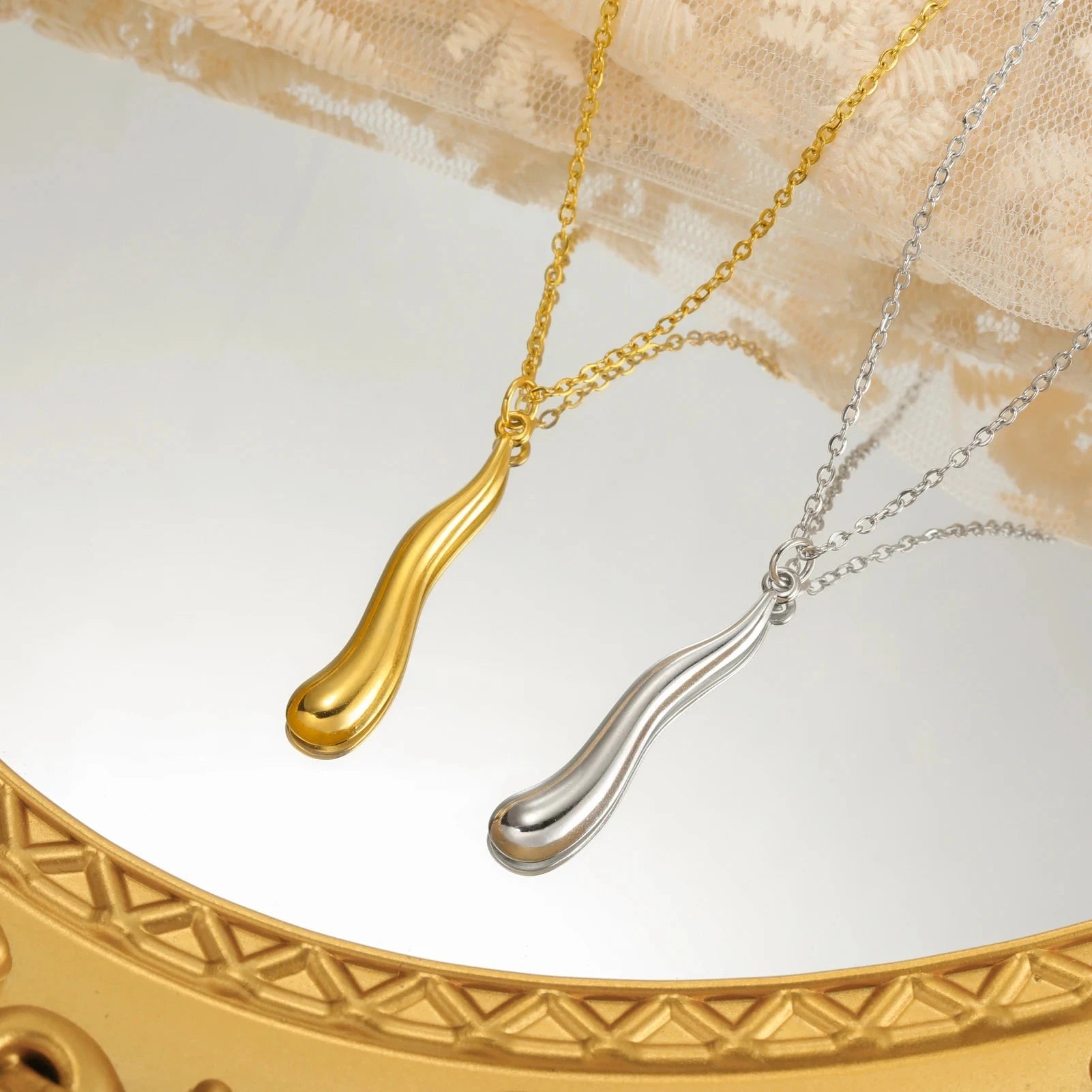 Collar Colgante Gota de Agua Asimétrica oro