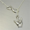 Collar Colgante Infinito y Mano