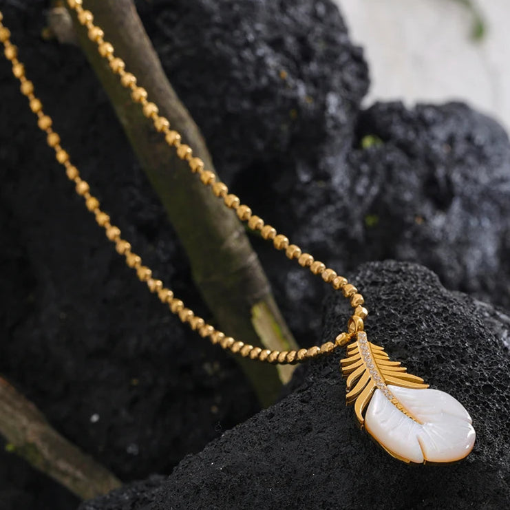 Collar colgante de pluma con circonita