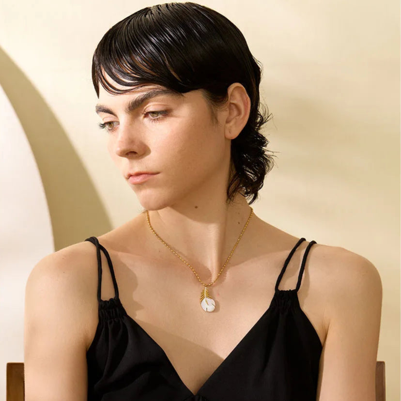 Collar colgante de pluma con circonita