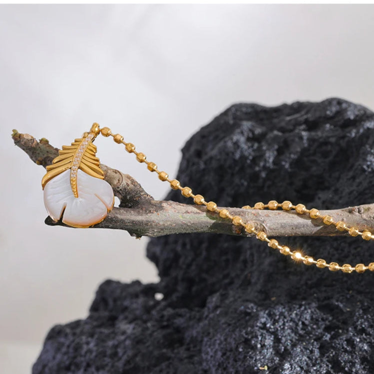 Collar colgante de pluma con circonita